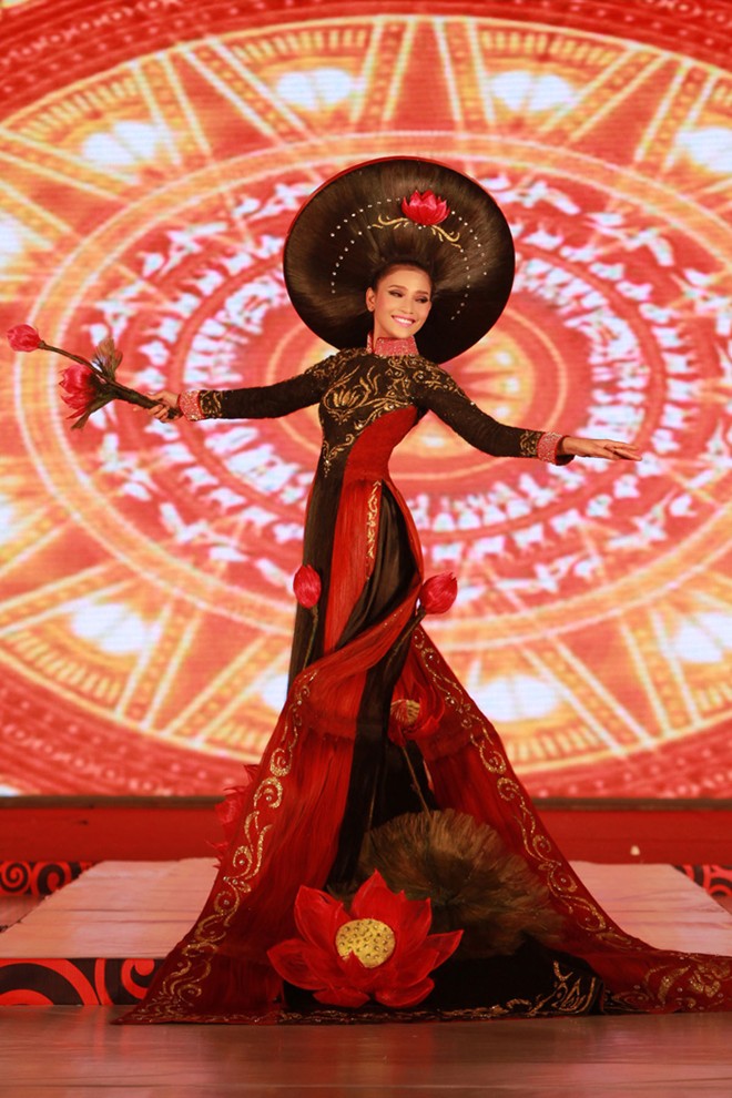 Á hậu Trương Thị May diện áo dài bằng... tóc trị giá 200 triệu